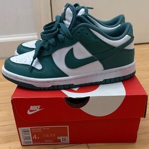Nike Dunk Green and White 4y